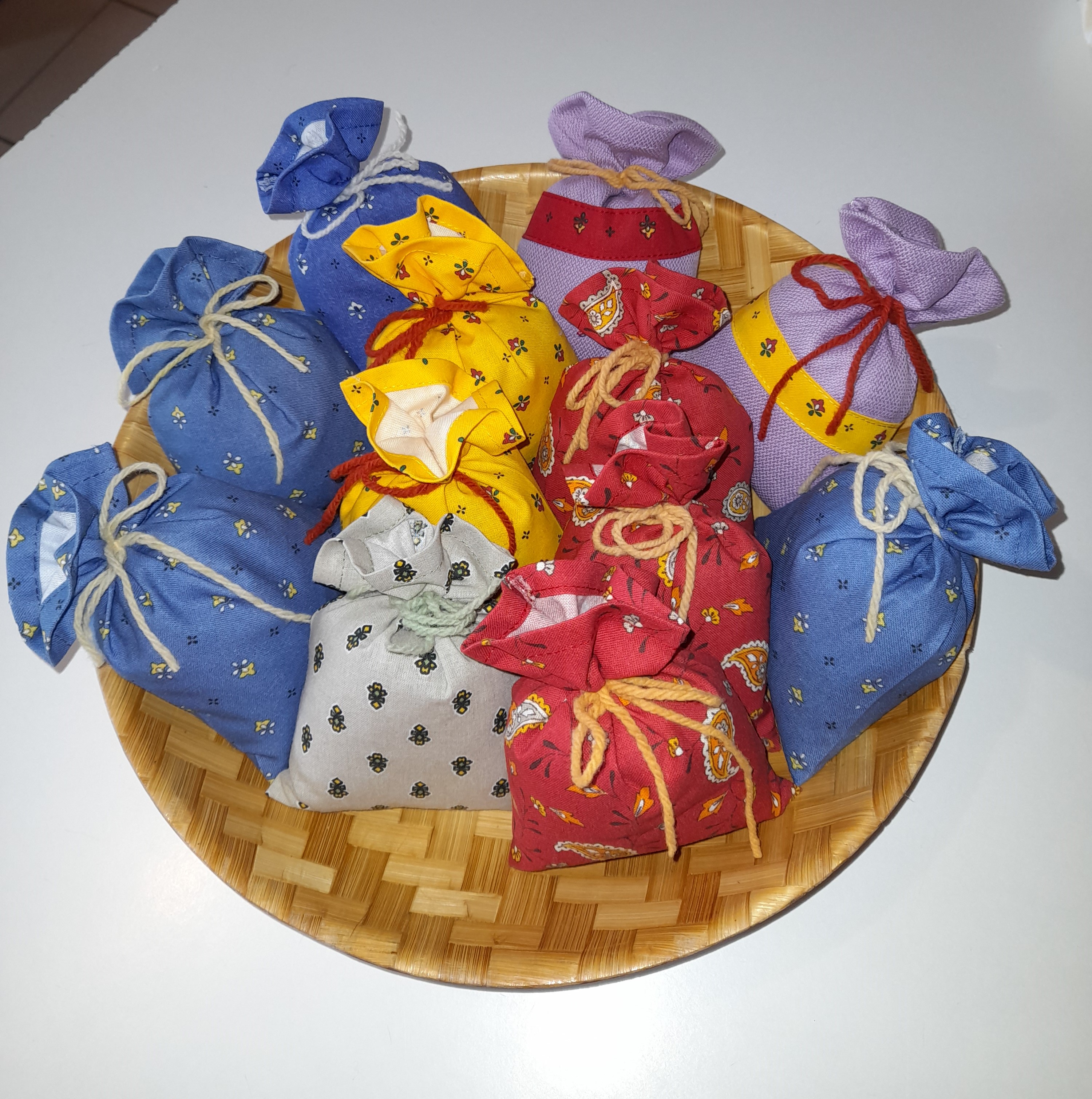 Sachet de fleurs de lavandin bio , tissu proven&ccedil;al